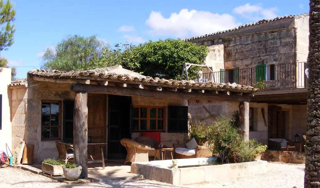 Porche y jardín de la Finca Sant Blai
